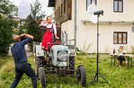 Hubert und Staller – Fotograf Benedikt Bär (Axel Röhrle) bei einem Shooting mit Lena Winter (Klara Deutschmann).