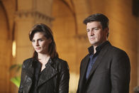 Castle – Verfolgen Richard Castle (Nathan Fillion, r.) und Kate Beckett (Stana Katic, l.) wirklich die richtige Spur, oder sind sie auf dem Holzweg?