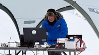 Die Bergretter – Tim (Roland Wolf) freut sich auf das Engagement in den USA.