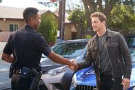 The Rookie – Jackson West (Titus Makin Jr., l.) trifft auf den Schauspieler Sterling Freeman (Daniel Lissing, r.), der ihn für sein Fahrmanöver lobt.