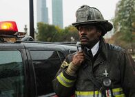 Chicago Fire – Überwacht die Situation:Eamonn Walker als Chief Boden (Copyright SRF/NBC Universal)