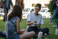 Bangla – Asia (Carlotta Antonelli, l.) will in die Kultur ihres neuen Freundes eintauchen und beschließt, am Ramadan teilzunehmen. Ihre Freundin Fede (Martina Gatti, r.) betrachtet das mit Skepsis.