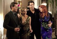 Ringer – Gemma (Tara Summers, r.) erinnert sich an die Silvesterfeier ein Jahr zuvor, auf der sie, Henry (Kristoffer Polaha, 2.v.r.), Siobhan (Sarah Michelle Gellar, 2.v.l.) und Andrew (Ioan Gruffudd, l.) amüsiert haben ...