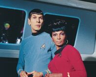 Raumschiff Enterprise – Commander Spock (Leonard Nimoy, links), Lt. Uhura (Nichelle Nichols, rechts).