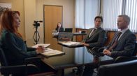 The Rookie – Der Staatsanwalt Wesley Evers (Shawn Ashmore, M.) wird von seiner Ex-Verlobten, der cleveren Anwältin Monica Stevens (Bridget Regan, l.) als Zeuge vernommen. Sie vertritt dabei unnachgiebig ihren Mandanten, während Wesley Evers von seinem Kollegen Sean Del Monte (Michael Trucco, r.) unterstützt wird.