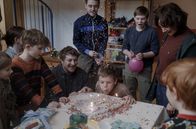 Polizeiruf 110 – Im Frühstücksraum des Kinderheimes gibt es ein Geburtstagsständchen. Ronny (Johann Barnstorf) bläst die Kerzen auf seiner Geburtstagstorte aus. in weiteren Rollen: Gabi Kleinschmidt (re., Maja Schöne)und Matthias Precht (Thomas Schubert)