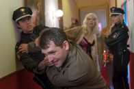 Notruf Hafenkante – Melanie (Sanna Englund, r.) und Mattes (Matthias Schloo, l.) kommen dazu, als der Schläger Ewers (Manuel Ettelt, 2.v.l.) die Prostituierte Katinka (Marita Volkland, 2.v.r.) unter Druck setzt.