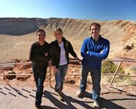 UFO-Jäger – Interstate 40, Winslow, AZ: Das Team (James Fox, Ering Ryder und Ben McGee) am Meteoritenkrater. (Bildnachweis: National Geographic Channels/ Snake Oil Productions)