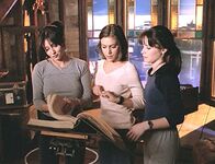 Charmed - Zauberhafte Hexen – Prue (Shannen Doherty, l.), Phoebe (Alyssa Milano, M.) und Piper (Holly Marie Combs, r.) haben es wieder einmal geschafft: Sie haben den Schwarzen Mann in die Unterwelt verbannt.