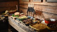 Zu Tisch ... – Zu Tisch Jaemtland – Schweden Traditionelles Weihnachtsbuffet Julbord mit kalten und heissen Speisen Copyright: SRF/Berlin Producers/Gero von Schneider-Marientreu