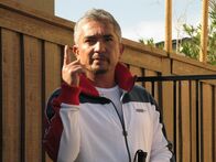 Der Hundeflüsterer – Snickers greift jeden Hund an, der ihm entgegenkommt und schnappt sogar nach der Hand, die ihn füttert. Ein Fall für Cesar Millan ...