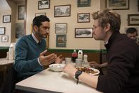 New Blood - Tod in London – Arash "Rash" Sayyad (Ben Tavassoli, l.), Trainee-Detective, und Stefan Kowolski (Mark Strepan, r.), Junior-Ermittler im Staatlichen Betrugsdezernat, besprechen ihre Ermittlungsstrategie in der Mordserie.