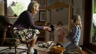 Der Alte – Ein glücklicher Moment: Petra Zieser als Grossmutter Karla Palme, Greta Perone als Enkelin Nikola Merat