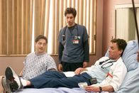 Scrubs - Die Anfänger – J.D. (Zach Braff, M.) bewundert das Verhalten von Dr. Cox (John C. McGinley, r.) und glaubt, einen wahren Helden vor sich zu haben. Dass dem nicht wirklich so ist, bemerkt J.D. erst, als Ben (Brendan Fraser, l.) mit der Chemotherapie beginnt ...