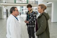 Die Chefin – Dr. Thomas Wallner (Wolfgang Pregler, l.) war der Mentor des Mordopfers Dr. Seibold. Kann er Vera Lanz (Katharina Böhm, r.) und Korbinian Kirchner (Jonathan Hutter, M.) etwas Verdächtiges berichten?
