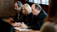 Die Kanzlei – Mordanklage: Isa von Brede (Sabine Postel, M.) und Markus Gellert (Herbert Knaup, r.) verteidigen den türkischen Hausmeister Murat Akbay (Hilmi Sözer, l.) vor Gericht.