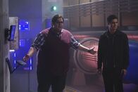 Scorpion – Während Sylvester (Ari Stidham, l.) und Walter (Elyes Gabel, r.) bei ihrem neusten Fall zu Dummköpfen werden, legt Ralph bei Florence ein gutes Wort für Sylvester ein ...