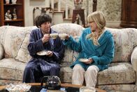 The Big Bang Theory – Aufgrund eines Unfalls, den Howard (Simon Helberg, l.) verschuldet hat, ist Mrs. Wolowitz bettlägerig. Bernadette (Melissa Rauch, r.) besteht darauf, dass sich Howard um seine Mutter kümmert und keine Krankenschwester engagiert. Allerdings wird die Pflege der anstrengenden Dame bald zur Zerreißprobe ...