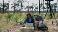 24 Stunden Erde – Die Everglades in Florida: Die Wissenschaftler Dr. Lola Fatoyinbo und David Lagomasino untersuchen, wie schnell sich die Wälder verändern. Sie machen einen 360-Grad-Scan.