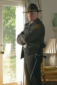 Criminal Minds – Auf bestialische Weise wurde eine Frau ermordet. Sheriff Hall (Mark Rolston) kann nicht verstehen wie ein Mensch so eine Tat begehen kann ...