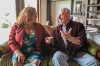 neoriginal: Ready.Daddy.Go! – Dorothee (Petra Berndt, l.) und Egon (Sepp Schauer, r.) müssen sich ernst in die Augen sehen und entscheiden, ob sie legal enkellos oder illegal Großeltern sein wollen.
