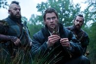 The Huntsman & The Ice Queen – Eric (Chris Hemsworth, M.) sucht gemeinsam mit seinen Gefährten Nion (Nick Frost, l.) und Gryff (Rob Brydon, r.) einen mächtigen Zauberspiegel.
