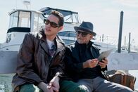Bupkis – Pete (Pete Davidson, l.) und sein Großvater Joe (Joe Pesci, r.) sitzen am Hafen und sinnieren über ihr Leben. Joe gibt Pete gute Ratschläge, wie er sein Leben richtig angehen soll. Außerdem, wie Pete den bevorstehenden Verlust von Opa Joe besser verkraften kann.