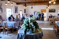 Sturm der Liebe – Greta fühlt sich nicht wohl in Luis‘ Armen, obwohl ihr Einstand als Partnerin ein Erfolg ist. (mit Antje Hagen, vorne l., Joachim Nimtz, vorne 2.v.l., Tanja Lanäus, vorne r., Laura Osswald, hinten l. und Michael Baral, hinten r.)