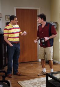 Two and a Half Men – Charlie (Charlie Sheen, r.) bietet seinem Bruder Alan (Jon Cryer, l.) 20 Dollar, wenn er das Katzenklo vom Kater "Sir Lancelot" säubert.