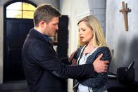 Rote Rosen – ARD ROTE ROSEN FOLGE 1535 Uhr im ERSTEN. Jule (Kim-Sarah Brandts, r.) gibt gegenüber Sönke (Bo Hansen, l.) nicht zu, den Artikel abgekupfert zu haben.