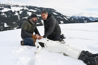Der Bergdoktor – Erschöpft bricht Natalie (Emilia Bernsdorf, m.) in den Armen ihres Vaters Hannes (Simon Böer, l.) zusammen. Dr. Martin Gruber (Hans Sigl, r.) weiß, dass jetzt höchste Eile geboten ist.