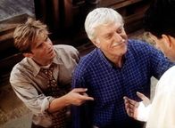 Diagnose: Mord – Jesse (Charlie Schlatter, l.) und Mark (Dick Van Dyke, M.) helfen dem unter Mordverdacht stehenden George (Jeff Allin, r.) aus einem Eisenbahnwaggon.