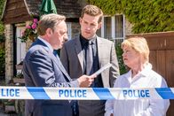 Inspector Barnaby – DCI John Barnaby (Neil Dudgeon, l.) berät sich mit seinem Assistenten DS Jamie Winter (Nick Hendrix, M.) und Rechtsmedizinerin Fleur Perkins (Annette Badland, r.).