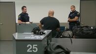 Border Patrol Canada – An der kanadischen Grenze haben die Beamten alle Hände voll zu tun - die Grenzbeamten haben jedoch erprobte Spürnasen und wissen genau, welcher der täglich fast 20.000 Reisenden sich verdächtig macht ...