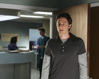 Scrubs - Die Anfänger – Weil er ihre Liebe nicht erwidern kann, wirft Kim J.D. (Zach Braff) kurzerhand aus dem Zimmer ...