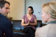 Akte Ex – Paar-Therapie: Kristina Katzer (Isabell Gerschke, r.) und Lukas Hundt (Oliver Franck, l.) bekommen von Dr. Simone Nüssele-Dövedin (Sandra Speichert, M.) eine gemeinsame Nacht ohne Sex verordnet.