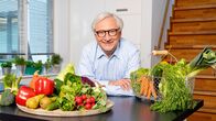Die Ernährungs-Docs – Von der ersten Folge an dabei: Jörn Klasen ist Internist, Arzt für Naturheilverfahren und Ernährungsmediziner.