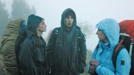 Missing Lisa – Auch schlechtes Wetter gehört zum Wandern dazu. Zoë (Violet Braeckman), Asim (Saďd Boumazoughe) und Ylena (Laurian Callebaut) lassen sich davon jedoch nicht beeindrucken.