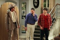 Two and a Half Men – Walden (Ashton Kutcher, r.) und Alan (Jon Cryer, M.) sind total überrascht, als auch noch Jerry (Scott Bakula, l.), der Ex-Freund von Jakes neuer Freundin, auftaucht ...
