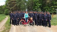 Landpartie – Heike Götz mit Bundespolizei_Anwärtern vorm Aus- und Fortbildungszentrum der Bundespolizei in Neustrelitz.