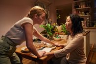 Killing Eve – Als die Frau, die Eve (Sandra Oh, r.) zielstrebig jagt, plötzlich in ihrer Wohnung auftaucht, befürchtet Eve das Schlimmste. Doch Villanelle (Jodie Comer, l.) hat etwas anderes mit Eve vor.