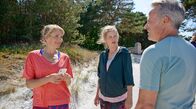 Praxis mit Meerblick – Nora Kaminski (Tanja Wedhorn) und Franziska Jäger (Tina Amon Amonsen) treffen zufällig Dr. David Mandel (Marco Girnth) beim morgendlichen Joggen.