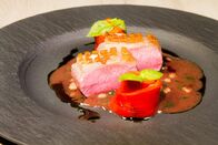 Kochroulette – „Lammsattel mit Sauce bordelaise, Paprika & Sardelle“ von Andreas Döllerer.