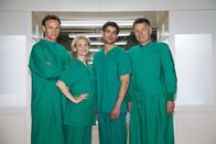 In aller Freundschaft – Niklas Ahrend (Roy Peter Link) als neuer Arzt in der Sachsenklinik mit Dr. Kathrin Globisch (Andrea Kathrin Loewig, 2.v.li), Dr. Roland Heilmann (Thomas Rühmann, re.) und Dr. Martin Stein (Bernhard Bettermann, li.).
