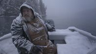 Fernab des Gesetzes – Tim 'Curly' Leach heads out on his skiff to gather much needed firewood for winter.(BBC Worldwide Limited)