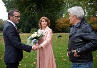 Frauen verstehen – Paul (Henry Hübchen, re.) bring Marlene (Senta Berger) zu ihrer Trauung mit Alexander (Michael Roll).