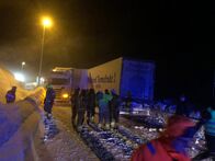 Ice Road Rescue - Extremrettung in Norwegen – Two heavily loaded trailers have collided, head on head on an icy road. (National Geographic/ITV Studios Norway AS)