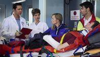 In aller Freundschaft – Auf der letzten Testfahrt vor ihrer Weltumrundung per Rad, hatten Nora (Johanna Klante, Mitte) und Lutz Kleinschmidt (Thomas Bartling, liegend) einen Unfall. Der Notarzt (Roman Petermann, rechts) übergibt die beiden in der Sachsenklinik an Dr. Philipp Brentano (Thomas Koch, links) und Schwester Svenja Werth (Laura Louisa Garde).