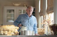 Life – Henry (Peter Davison) mimt den Hausherren und gießt Tee für Helen auf.