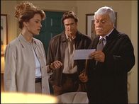 Diagnose: Mord – Mark (Dick Van Dyke, r.) und Steve (Barry Van Dyke, M.) präsentieren Caroline (l.) einen ungedeckten Scheck ihres verstorbenen Mannes.